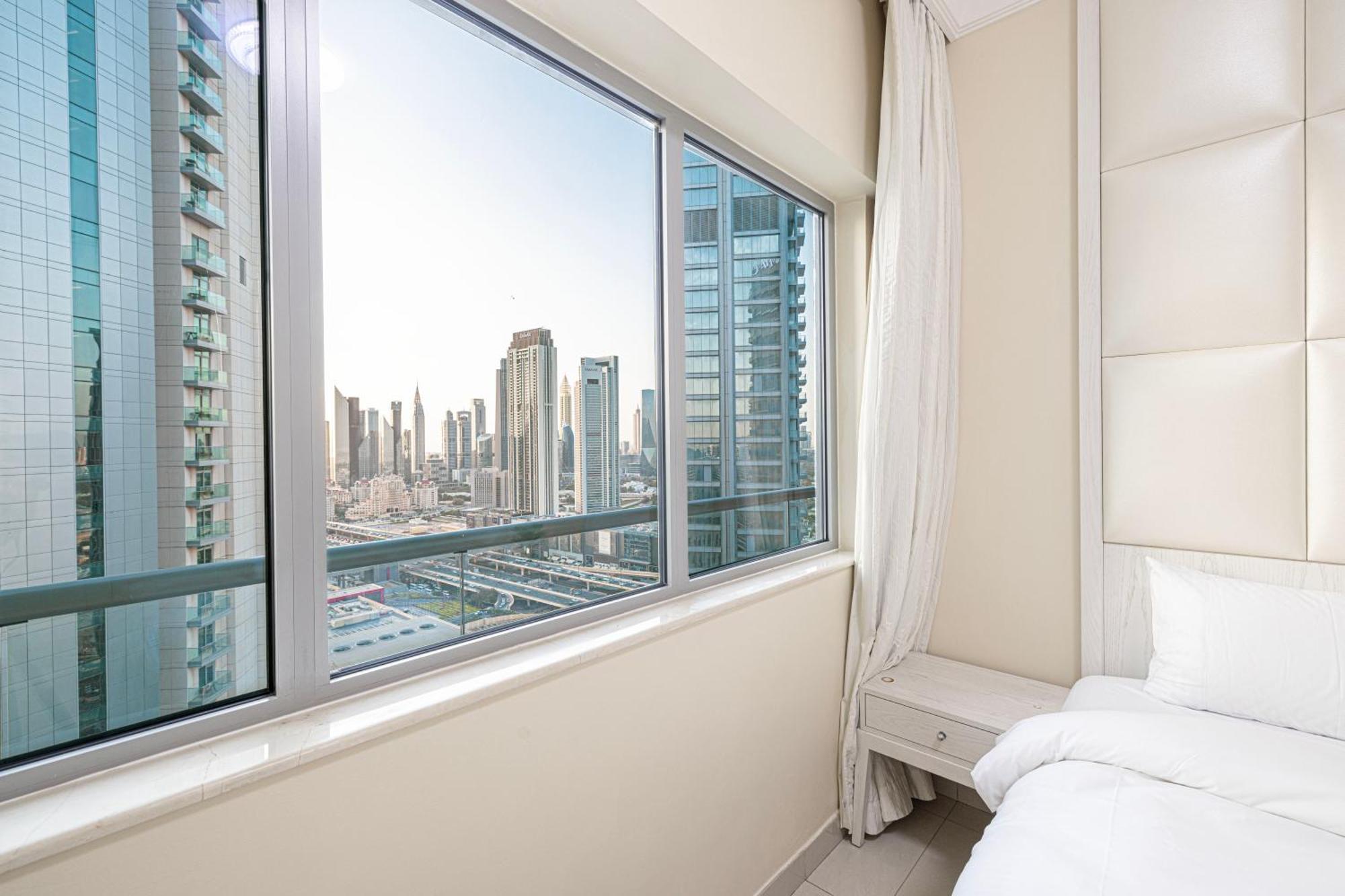 2 Minute Walk To Mall - 3 Bedroom Burj Khalifa View With Pool And