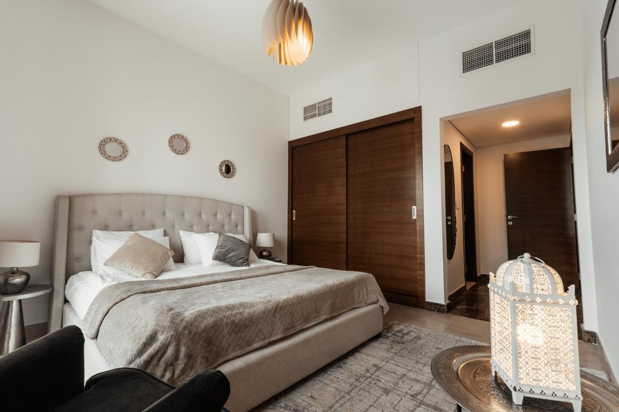 Izzzi - One Bedroom Apartment, Sparkle Tower Dubai