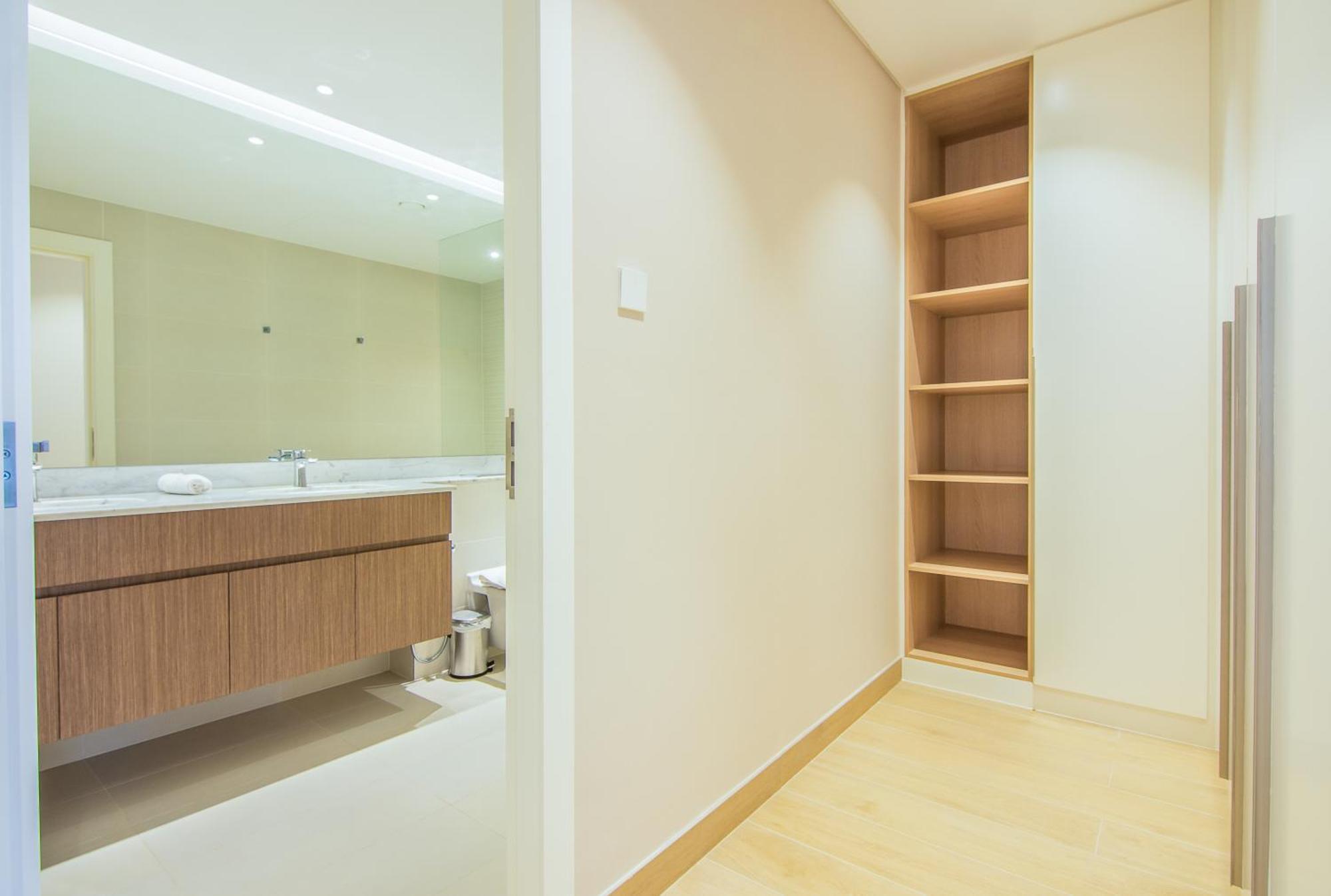 Affluent 2br With Access - La Cote Apartment Dubai