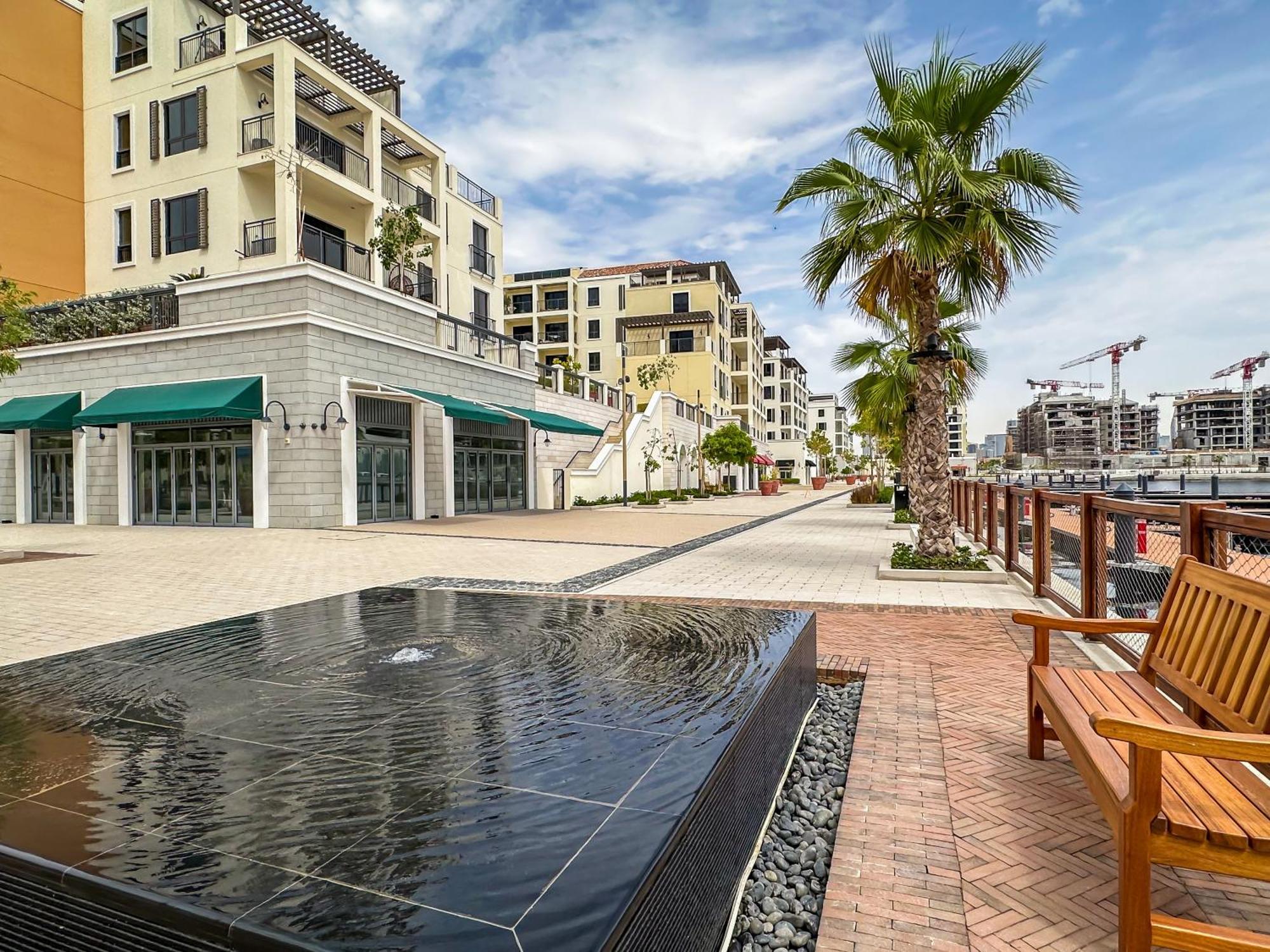 Affluent 2br With Access - La Cote *