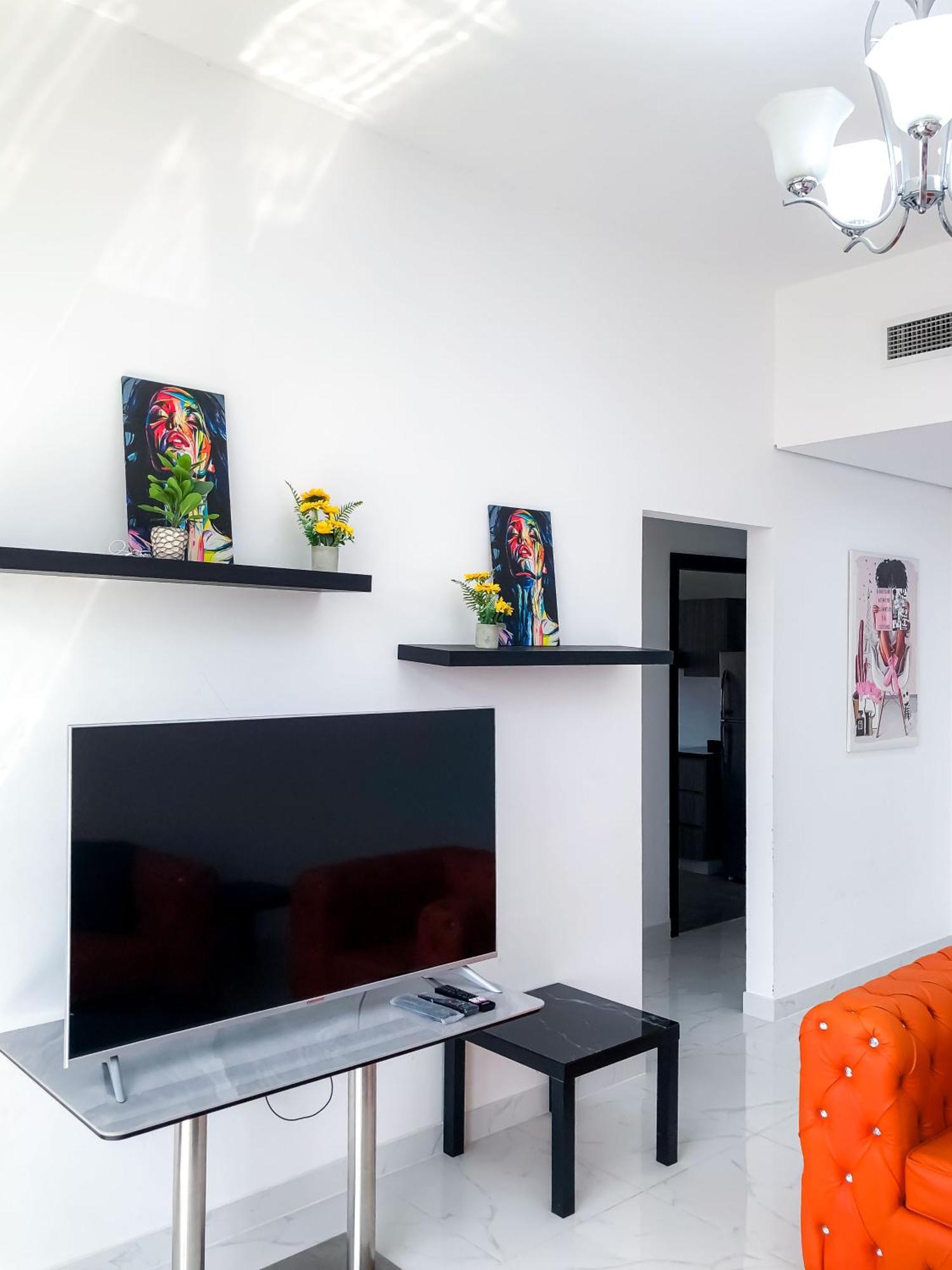 Luxury With Balcony - Mall Of Emirates Apartment *
