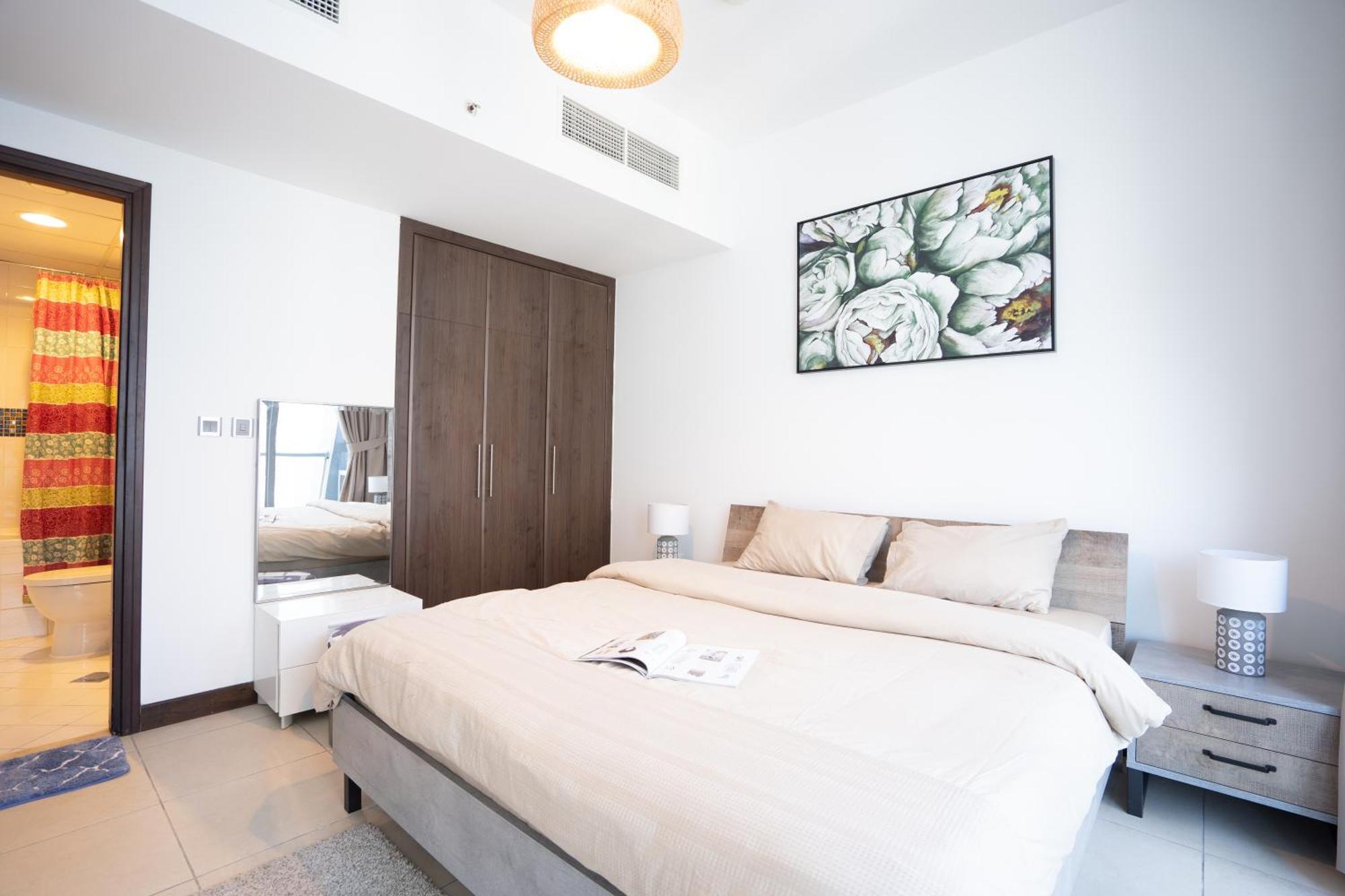 Elegant In Jlt Near Metro With Qbed, Pool, Gym, Fast Wi-fi Apartment
