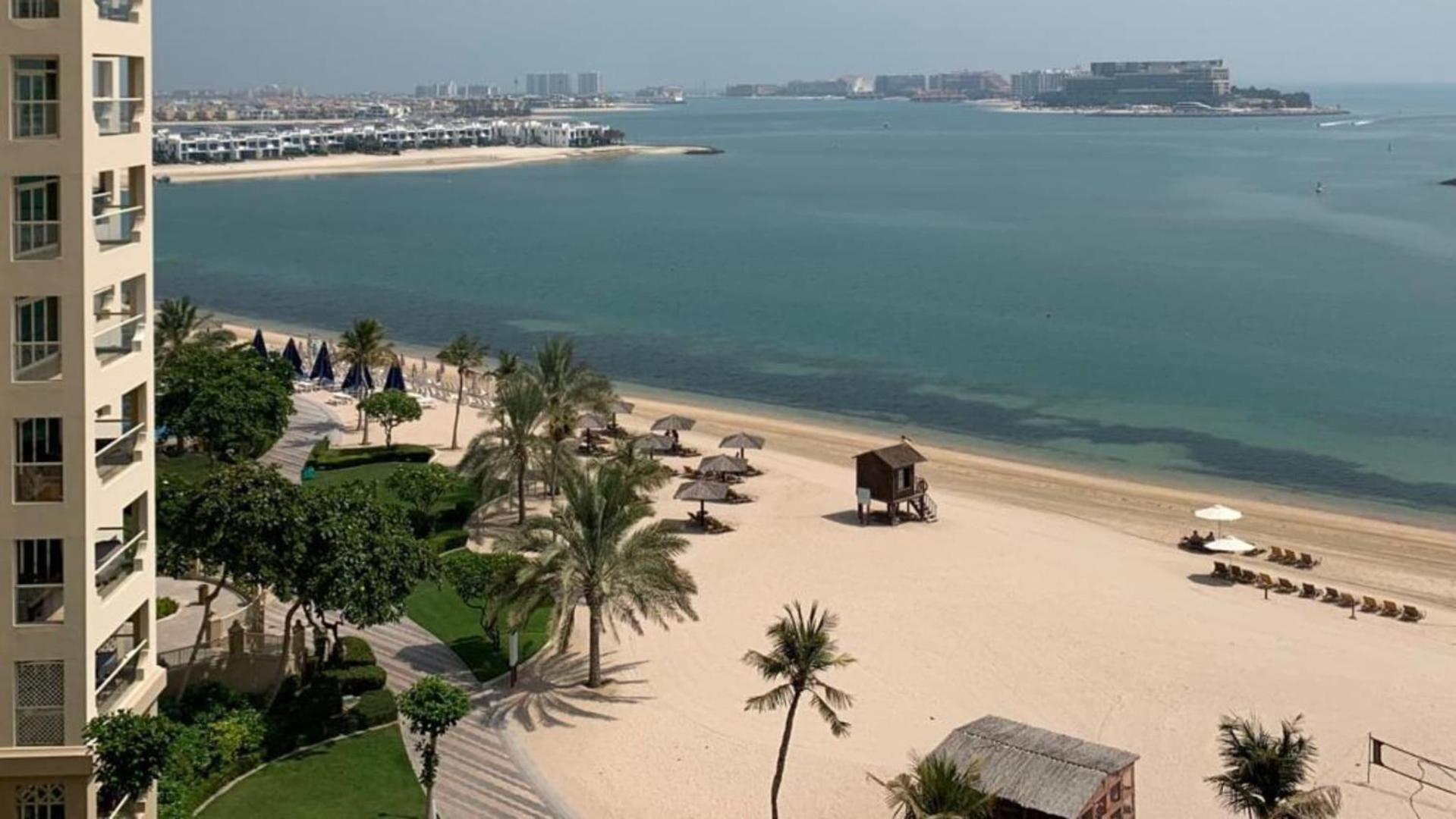Al Dabas Views, 3bd Sleeps 6, Beachfront & Pool Access Daire