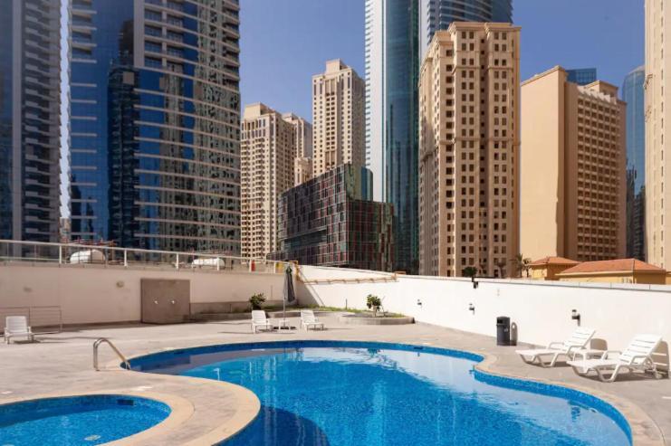 Waves Homes - Charming With Balcony, Minutes From The Dubai