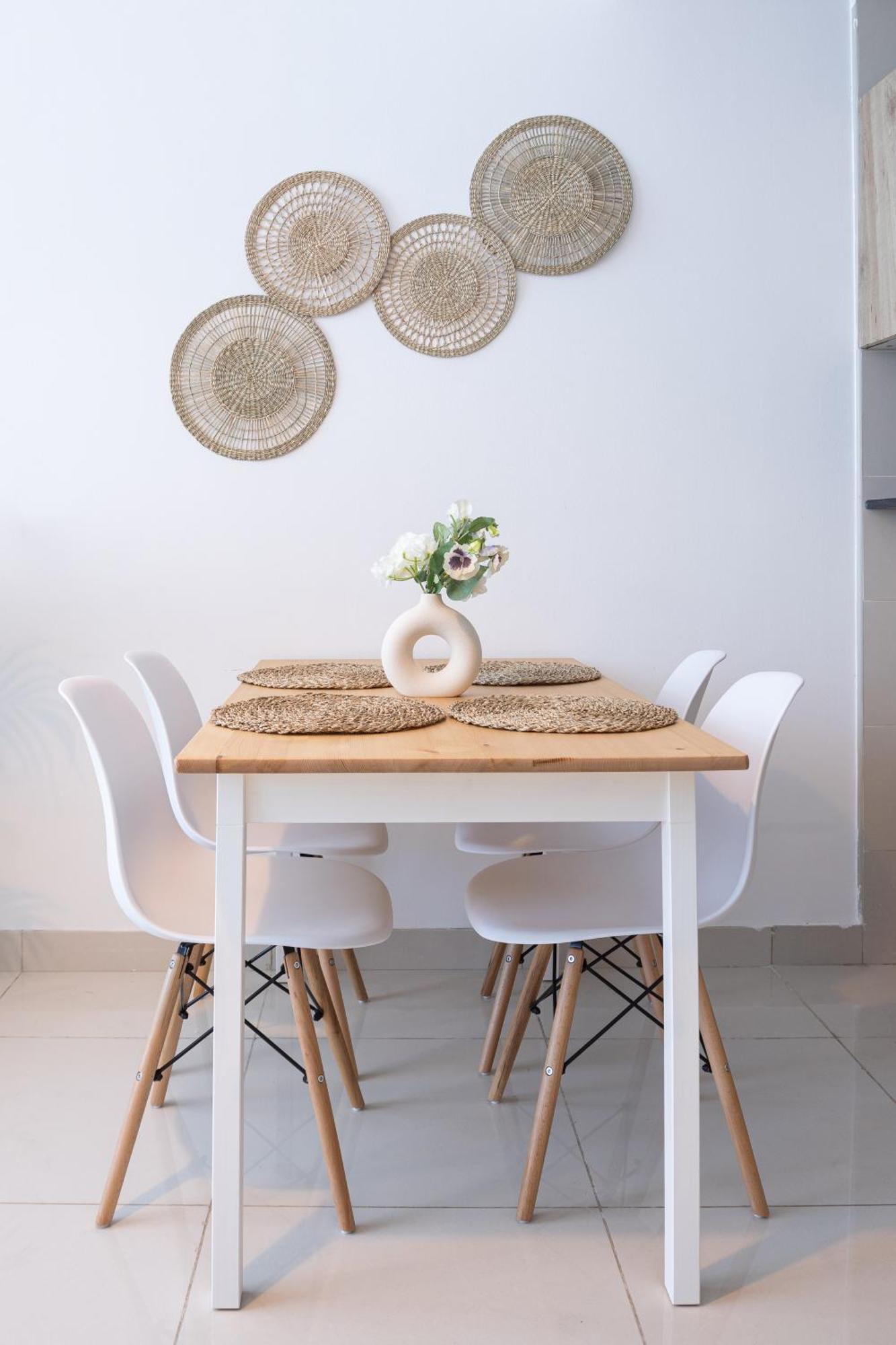 Waves Homes - Charming With Balcony, Minutes From The Dubai