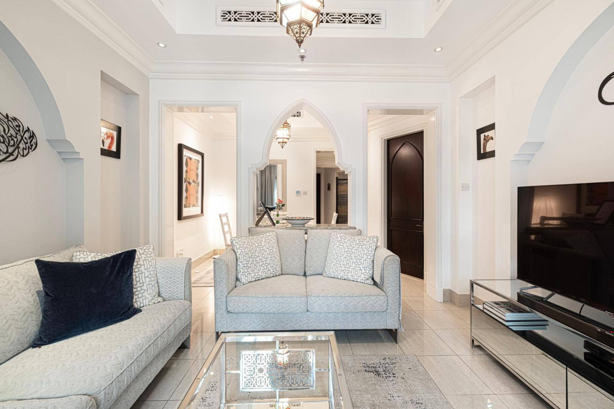 Old Town Luxury: 1-br With Large Terrace & Burj Khalifa View *