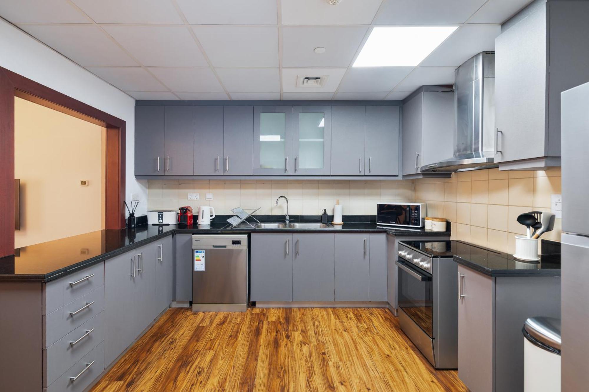 Specious 5br Maid On Jbr Prime Location! Walk To The Mall, Dining & Entertainment - By Sunkissed Homes *