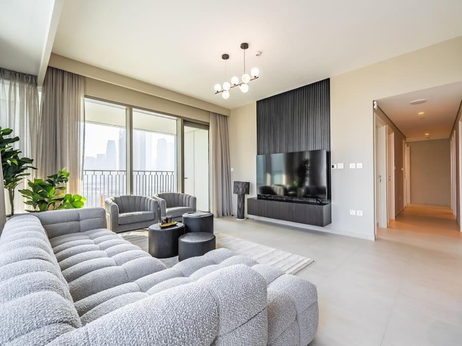Fully Furnished With Mall Access *