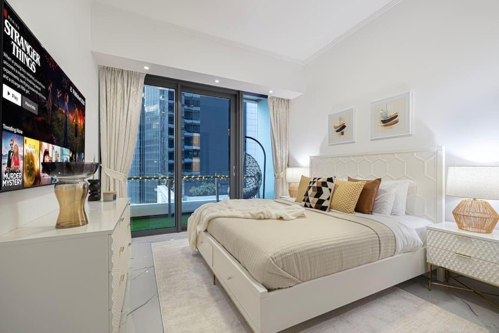 Luxe 2-bedroom In Heart Of Marina Apartment