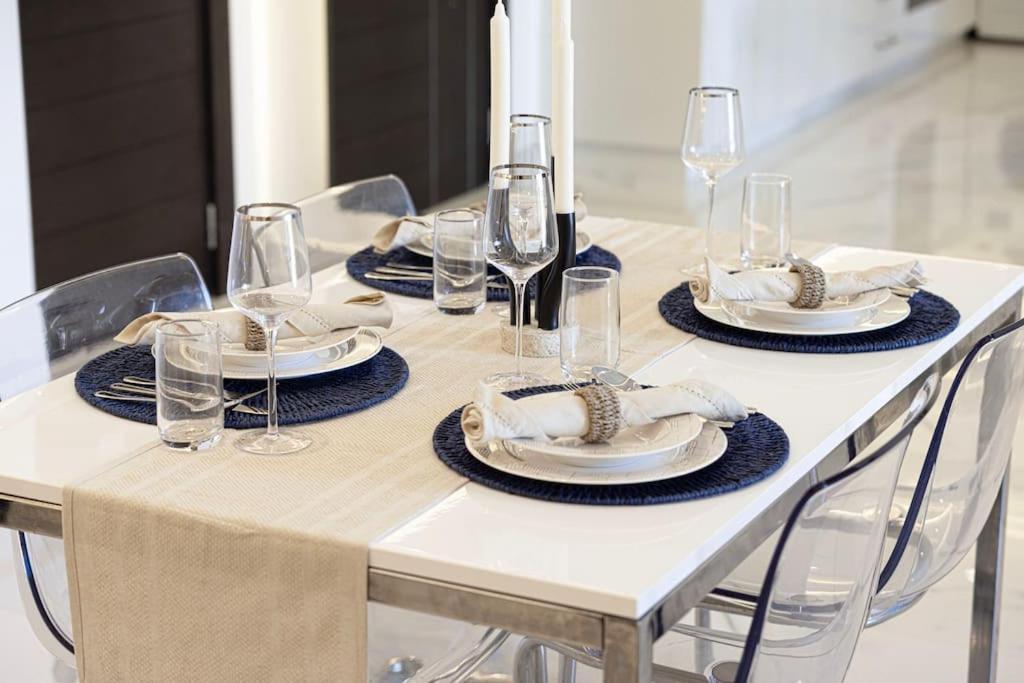 Apartment Luxe 2-bedroom In Heart Of Marina