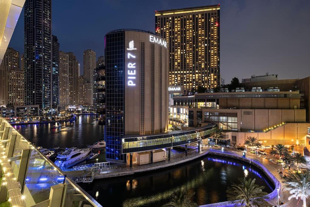 Luxe 2-bedroom In Heart Of Marina Apartment