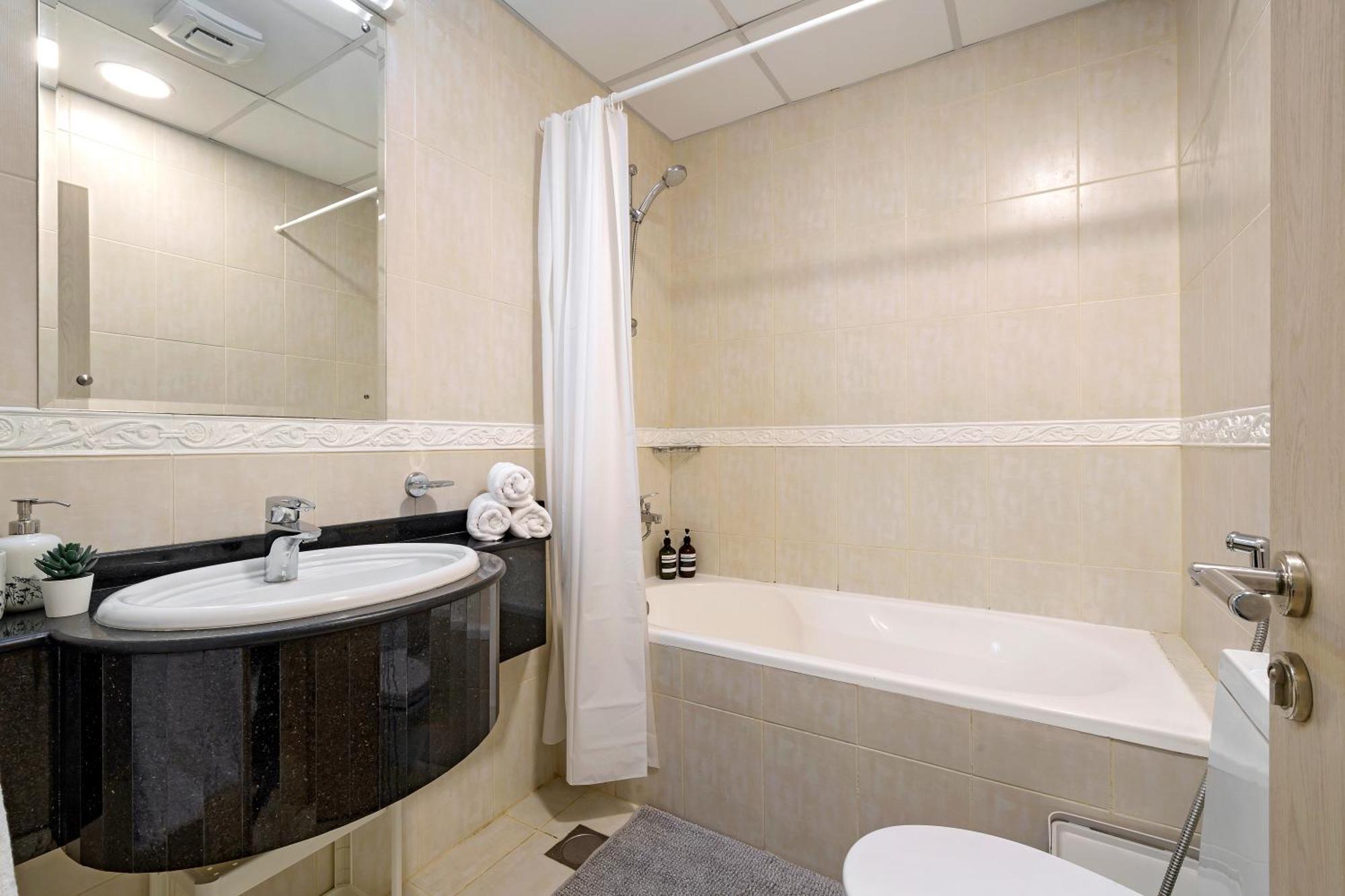 Apartment Marina Spacious And Comfy 1br Next To Harbour Dubai