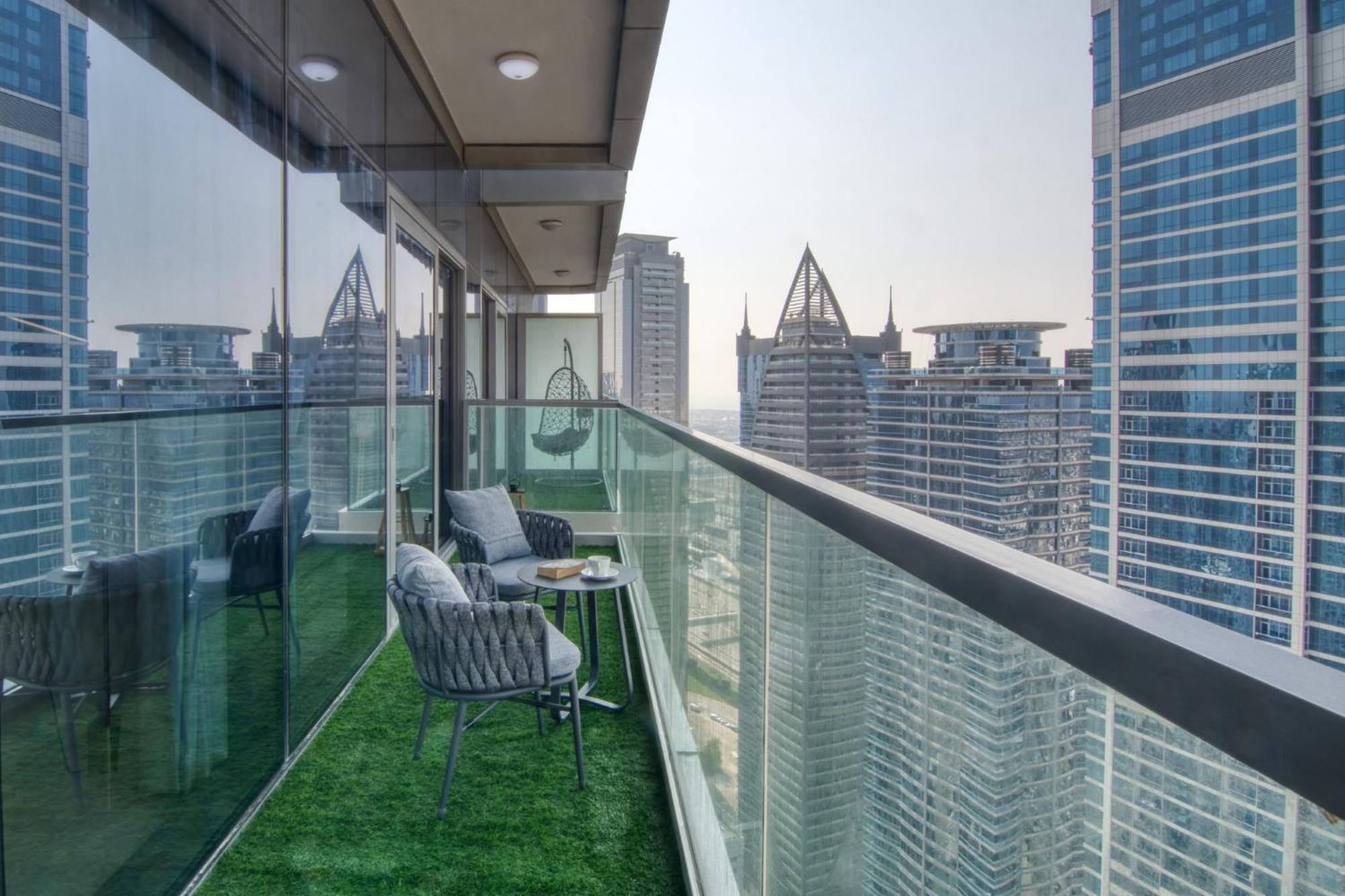 Highest Infinity Pool In Downtown Apartment