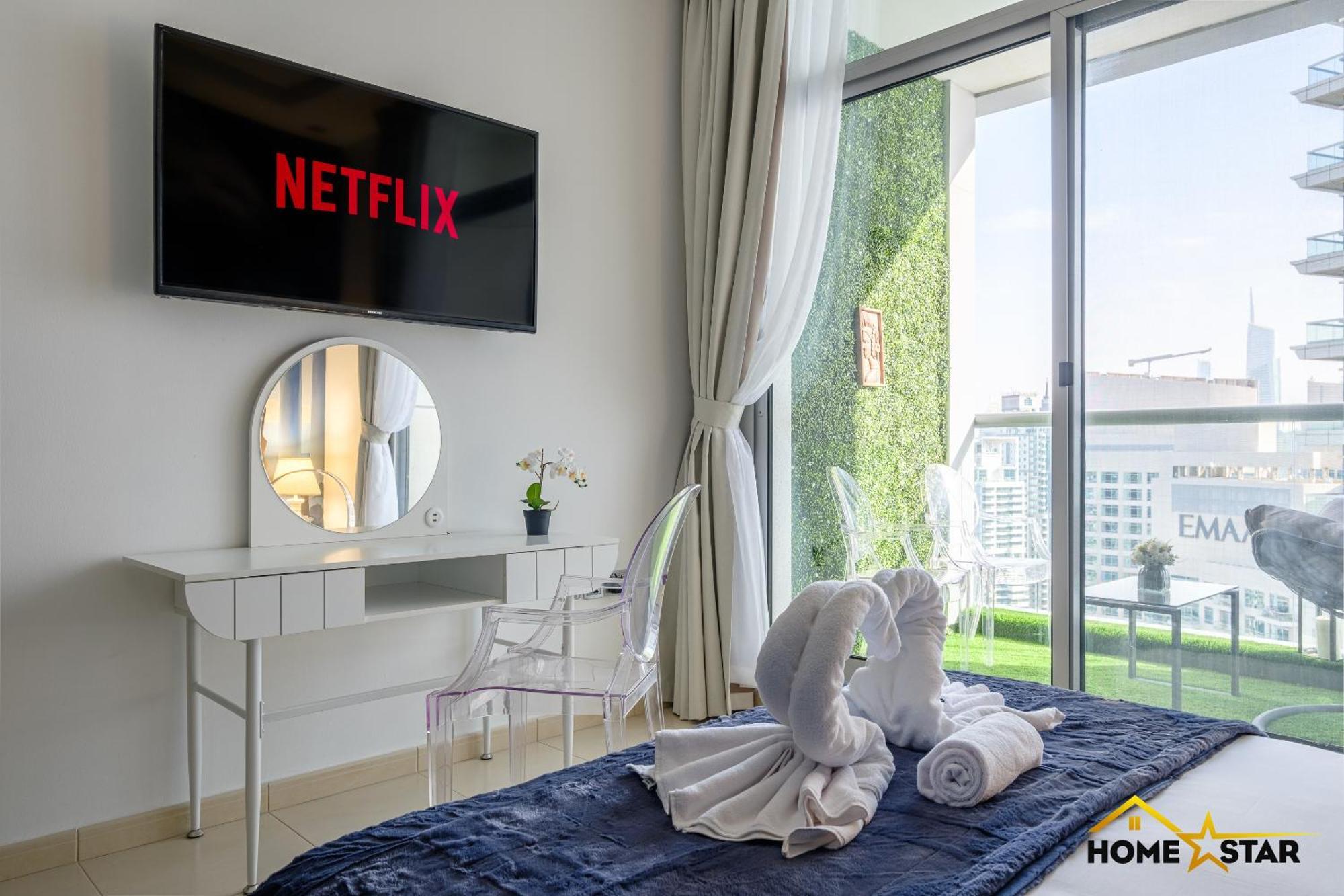 Apartment Marina & Views, Pool, Art Haven! Near Cafes