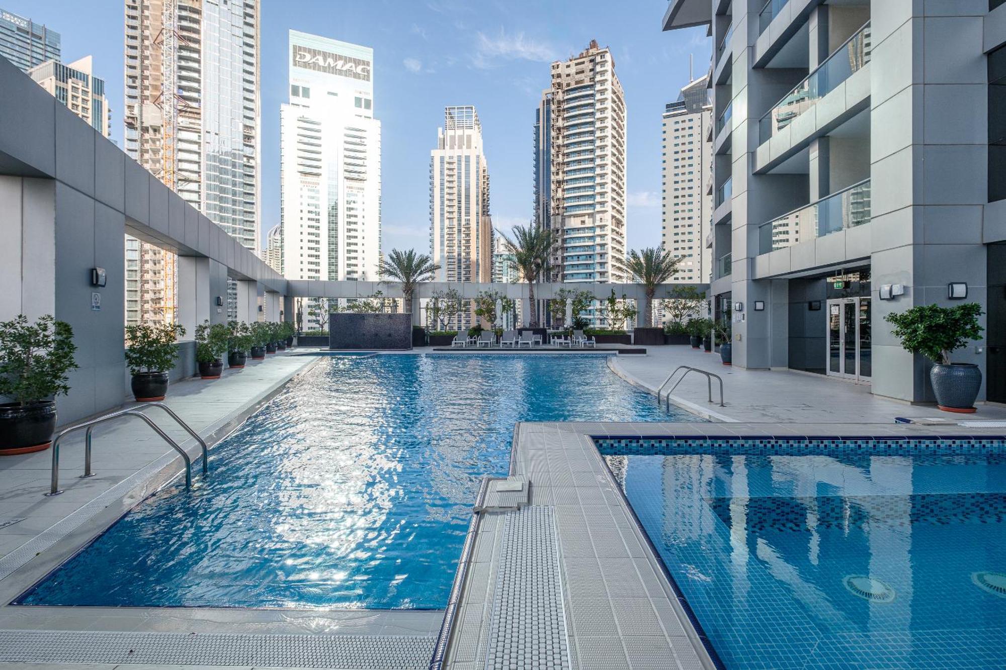 Marina & Views, Pool, Art Haven! Near Cafes Dubai