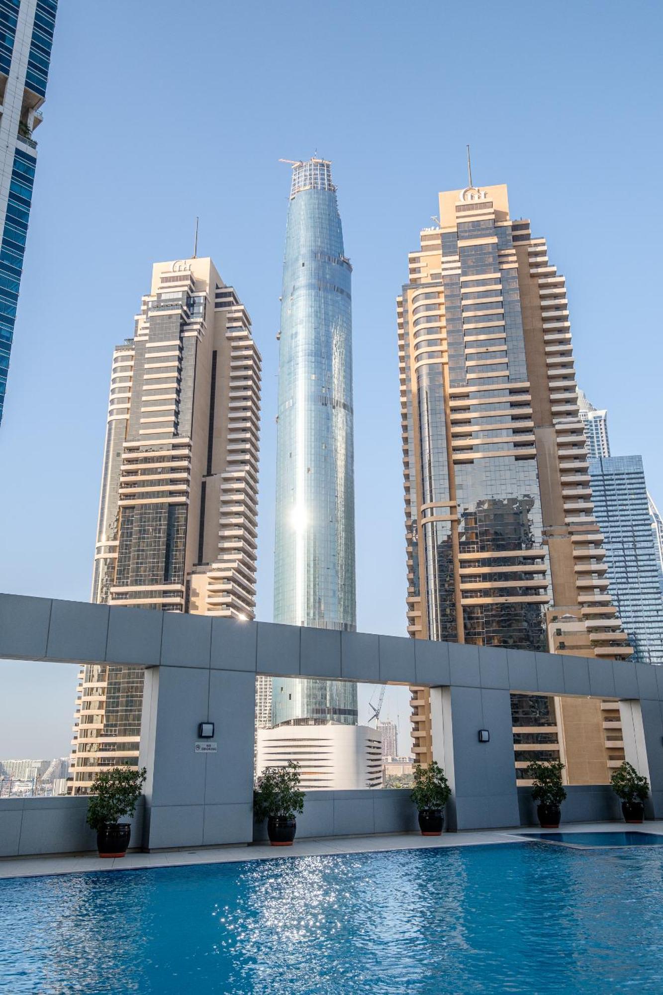 Marina & Views, Pool, Art Haven! Near Cafes Dubai