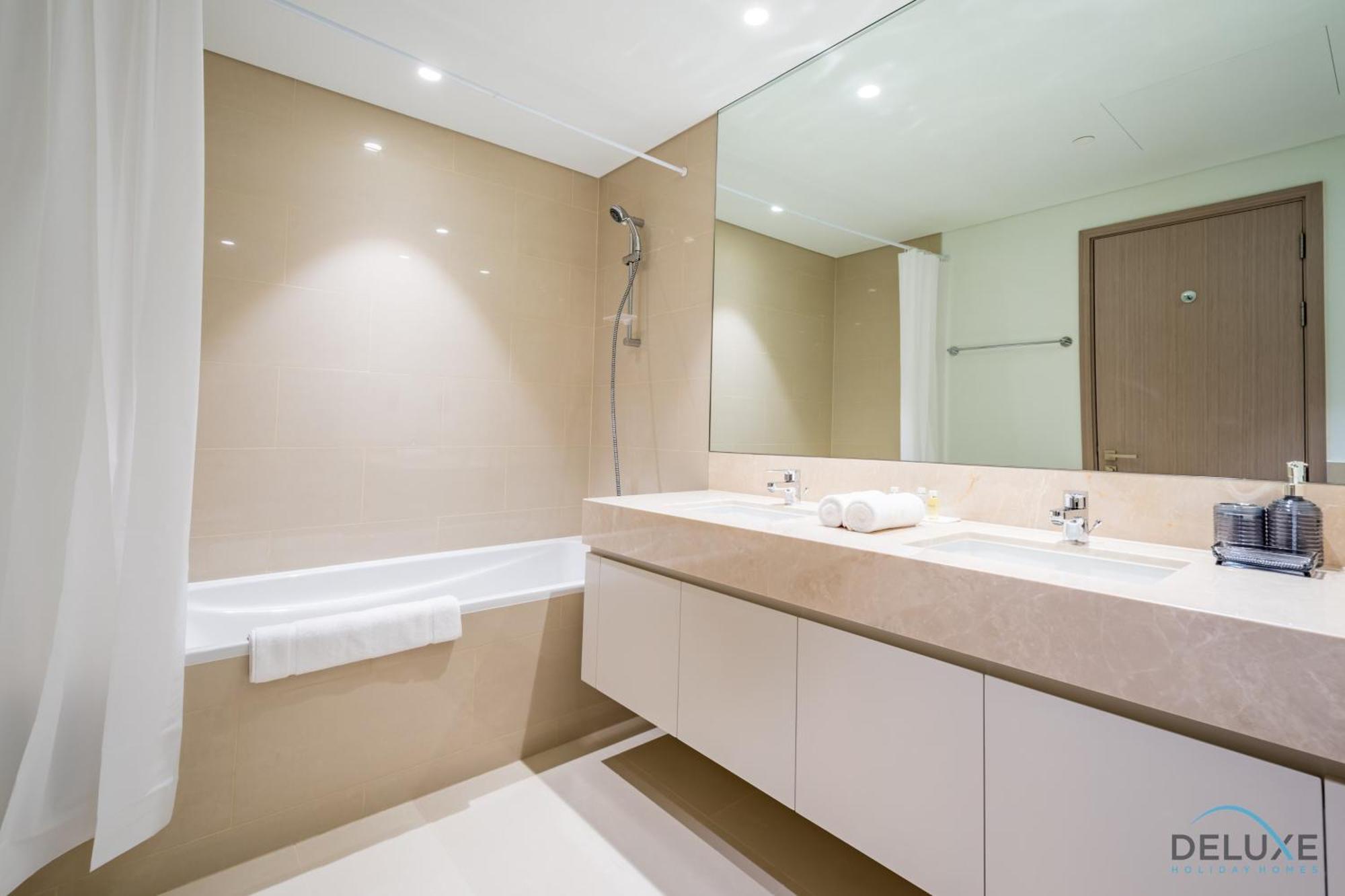 Sumptuous 3br With Assistant At Act One Act Two Tower 2 In Downtown By Deluxe Homes Apartment Dubai