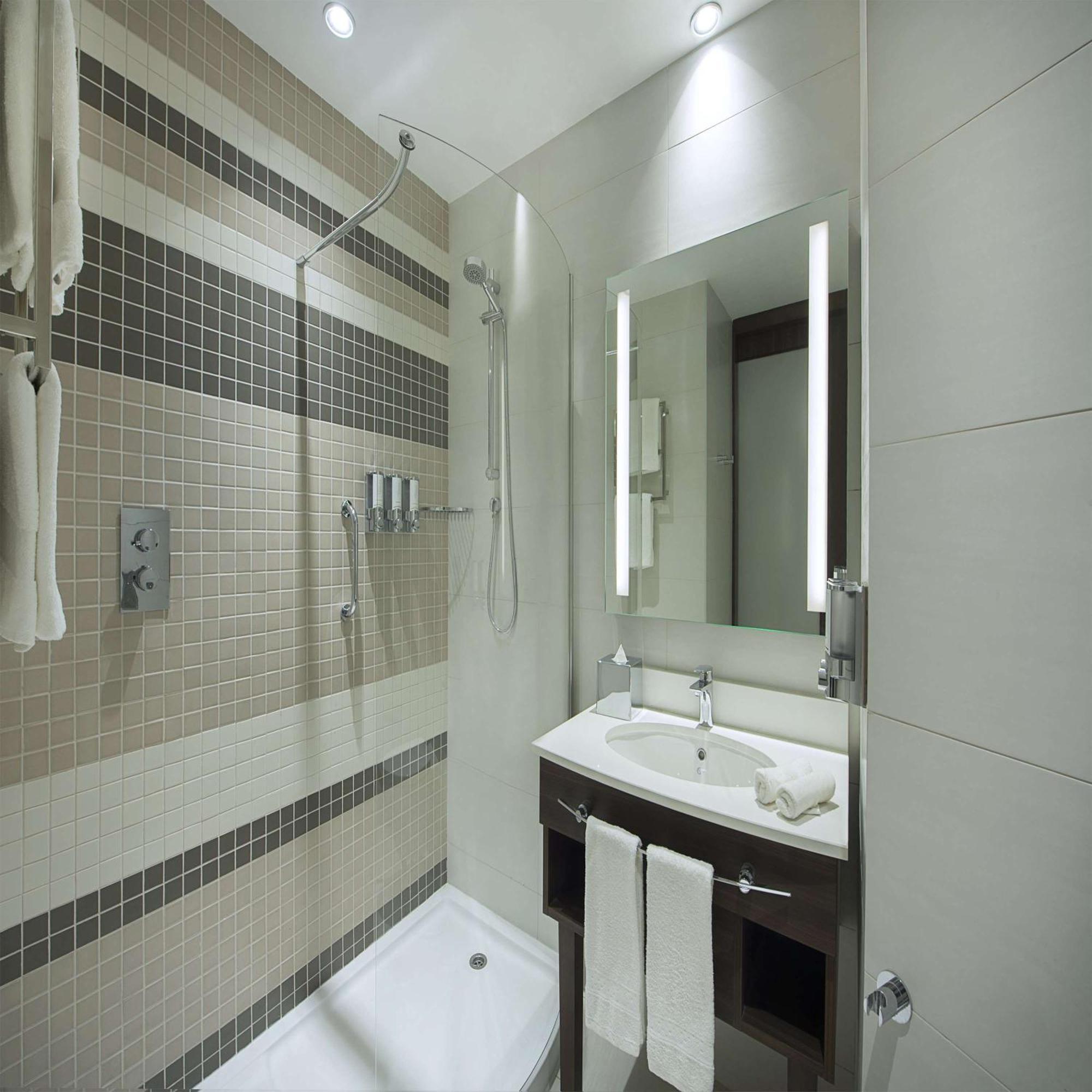 Hampton By Hilton Airport