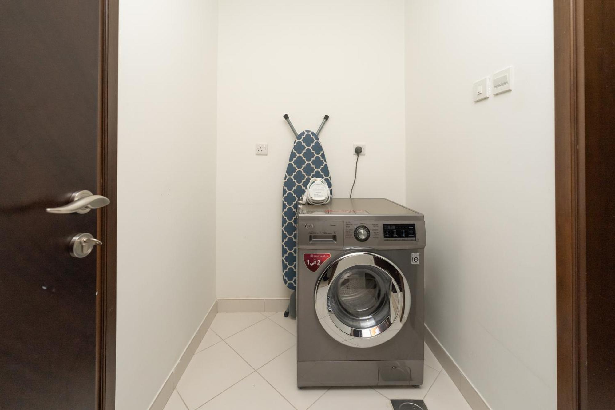 Fam Living - Private Beach Escapes In Palm Jumeirah Apartment