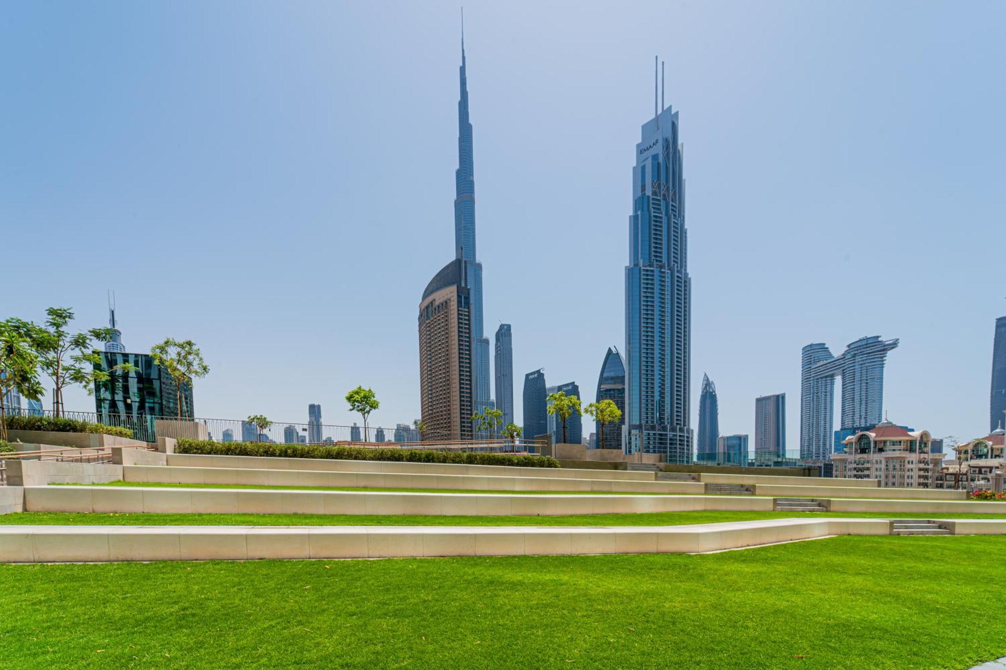 Elegant Escapes - 3b Burj View, Direct Mall Access Apartment