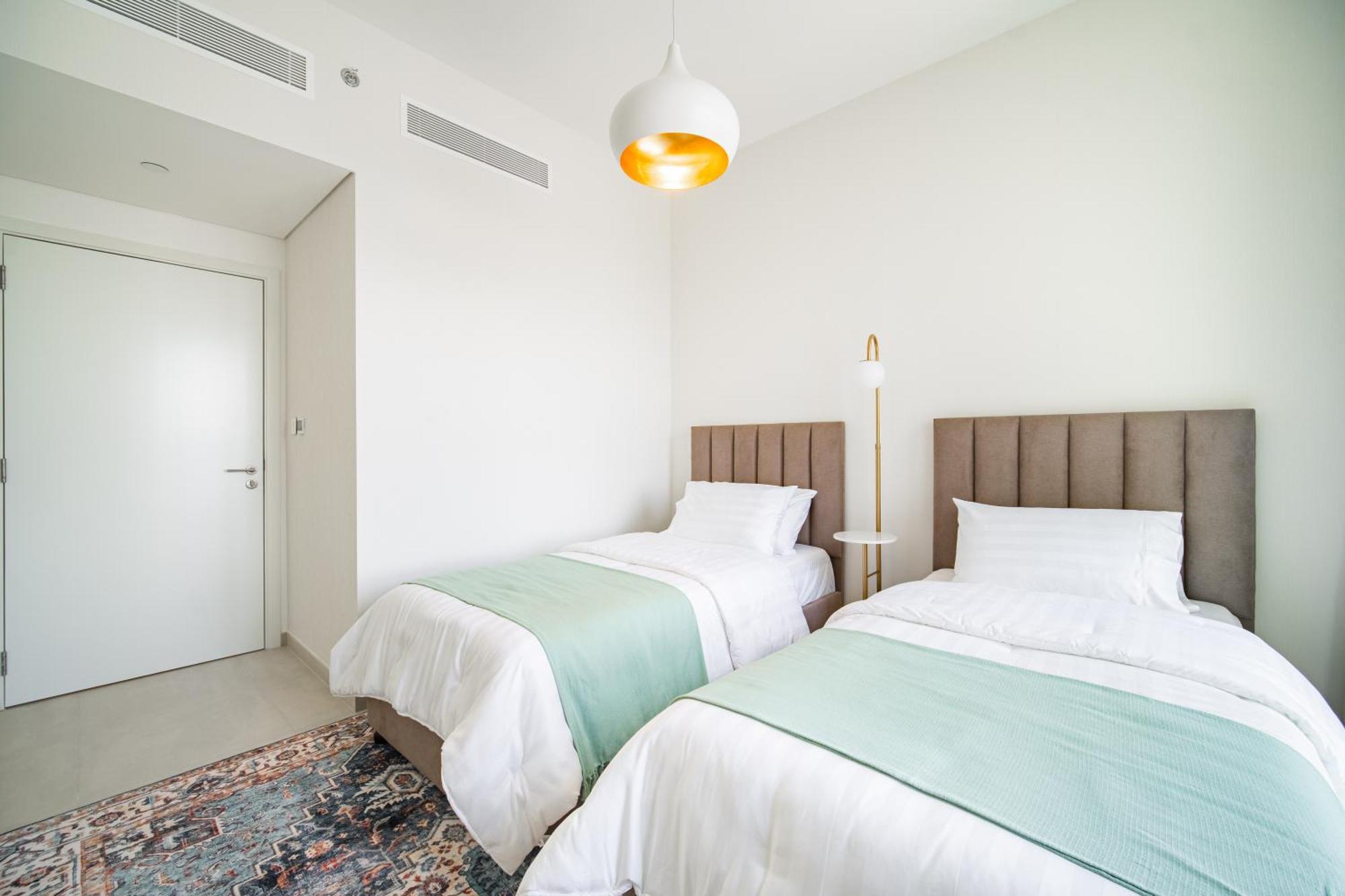 Elegant Escapes - 3b Burj View, Direct Mall Access Dubai