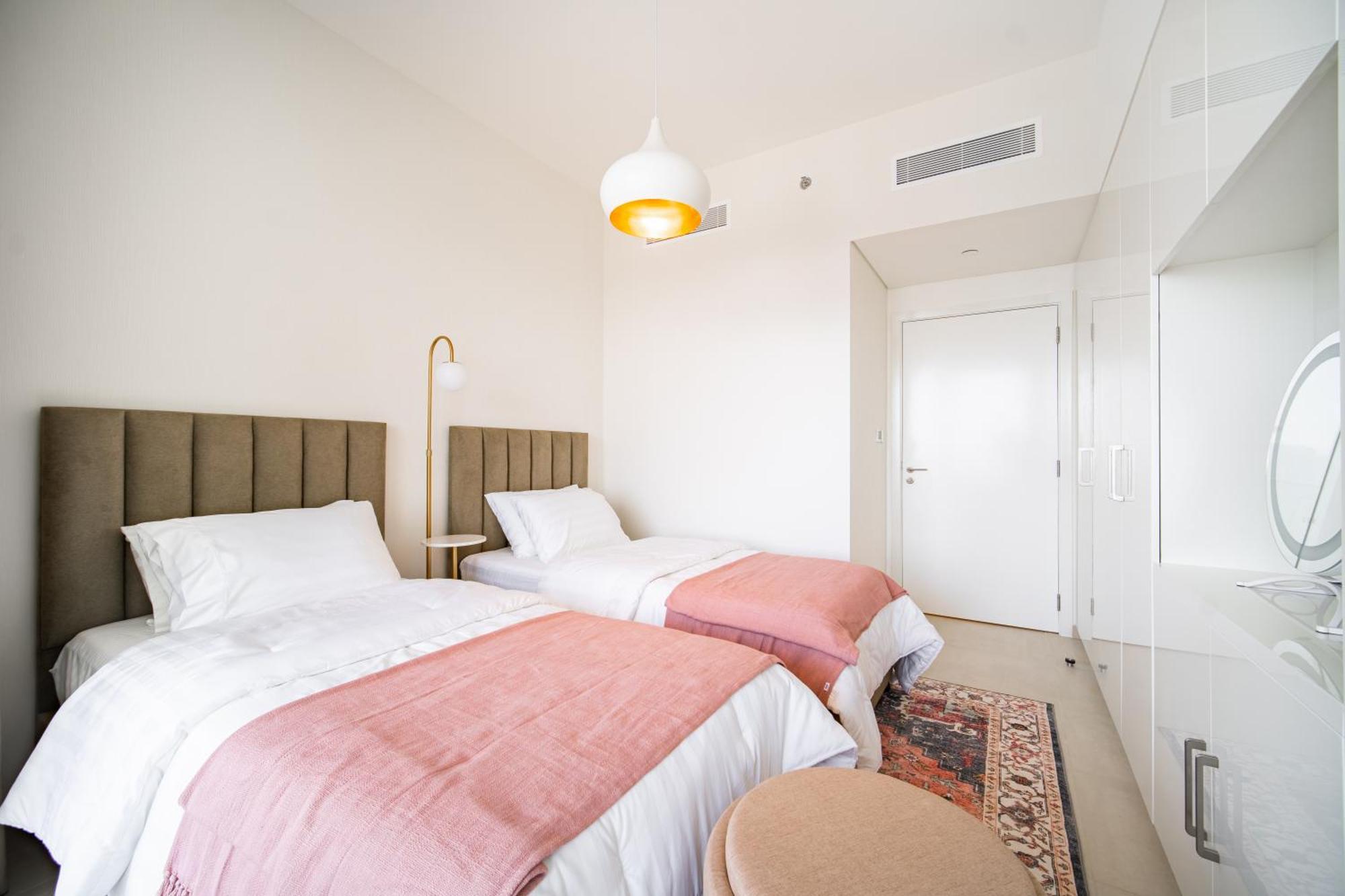 Elegant Escapes - 3b Burj View, Direct Mall Access Apartment