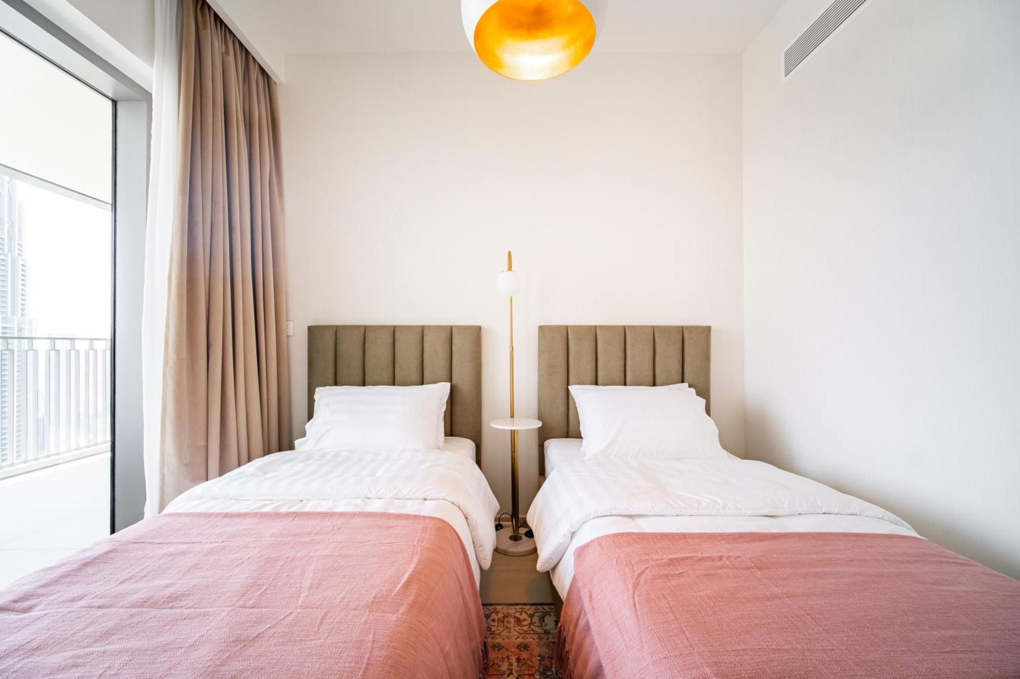 Elegant Escapes - 3b Burj View, Direct Mall Access Apartment Dubai