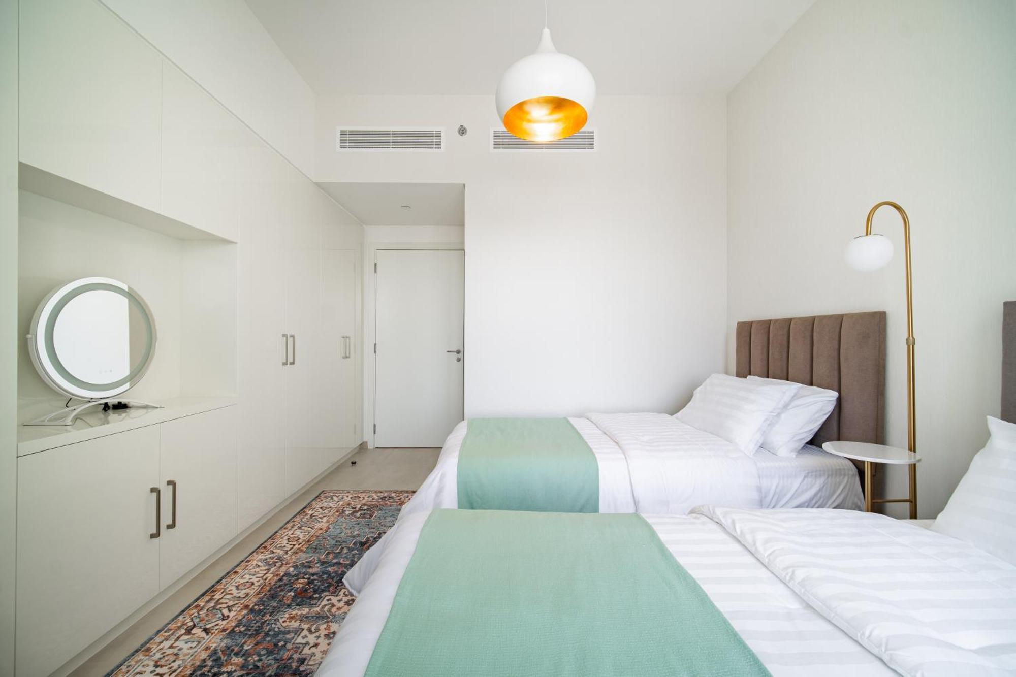 Elegant Escapes - 3b Burj View, Direct Mall Access Apartment *
