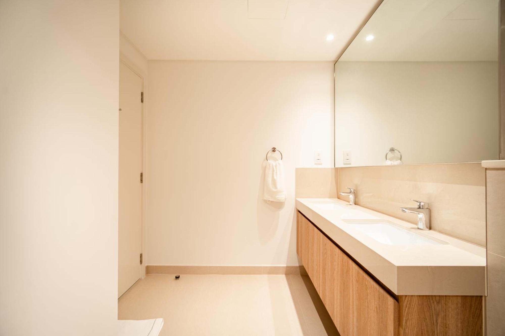 Elegant Escapes - 3b Burj View, Direct Mall Access Apartment Dubai