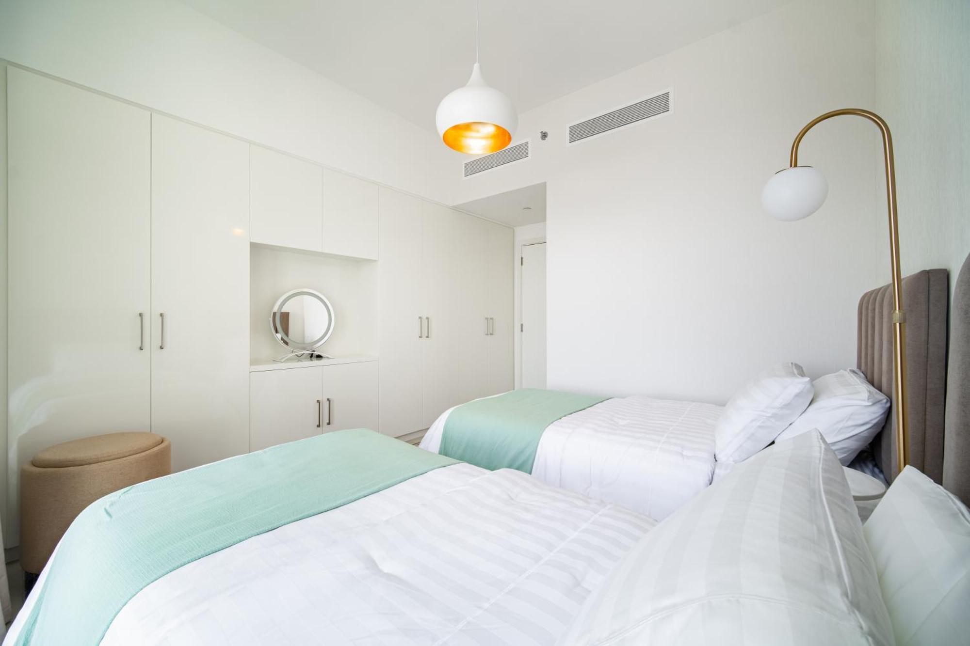 Elegant Escapes - 3b Burj View, Direct Mall Access Apartment Dubai