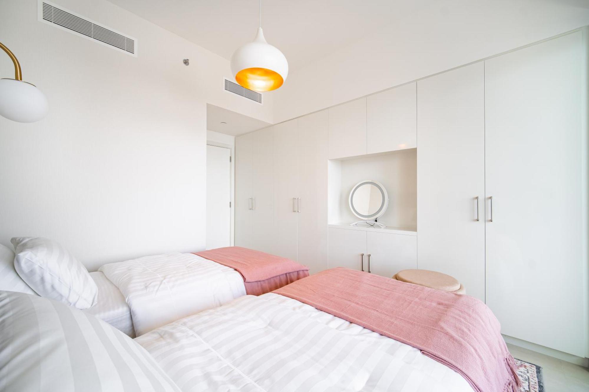 Elegant Escapes - 3b Burj View, Direct Mall Access Dubai