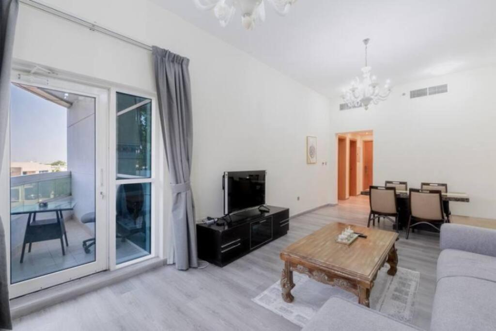 1 Bed Modern In Axis 8 *