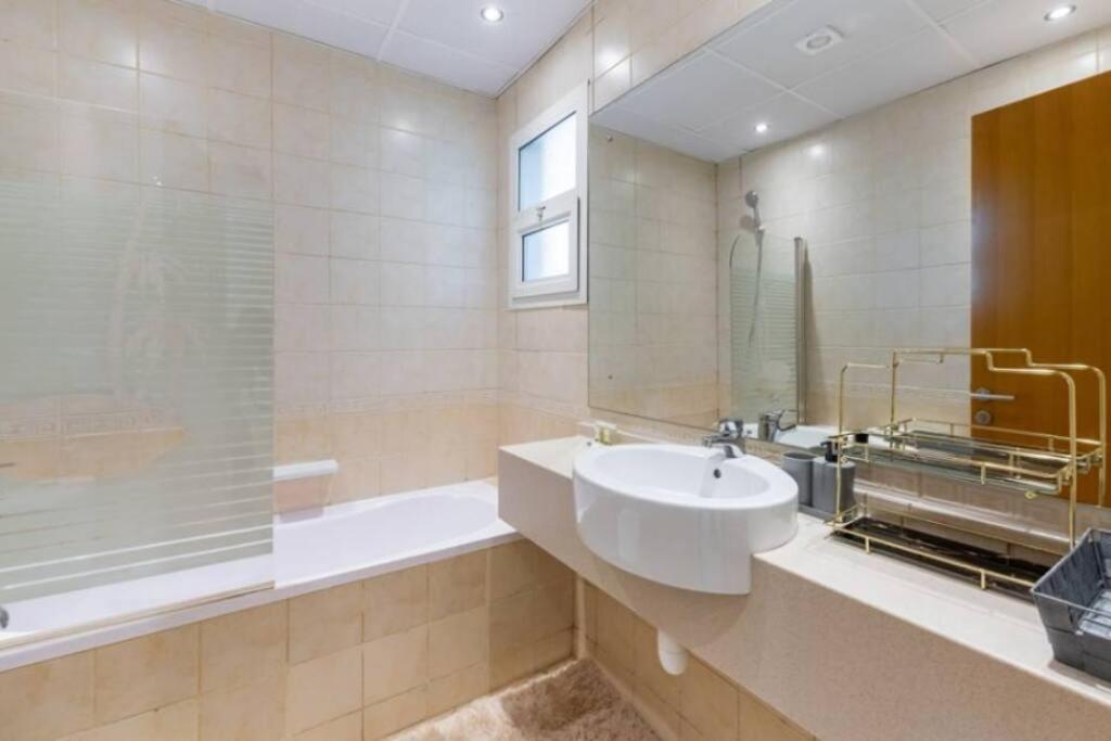Apartment 1 Bed Modern In Axis 8 Dubai