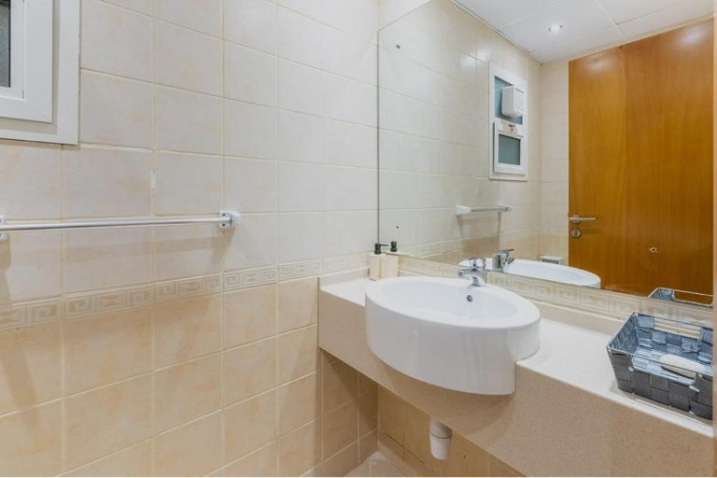 1 Bed Modern In Axis 8 *