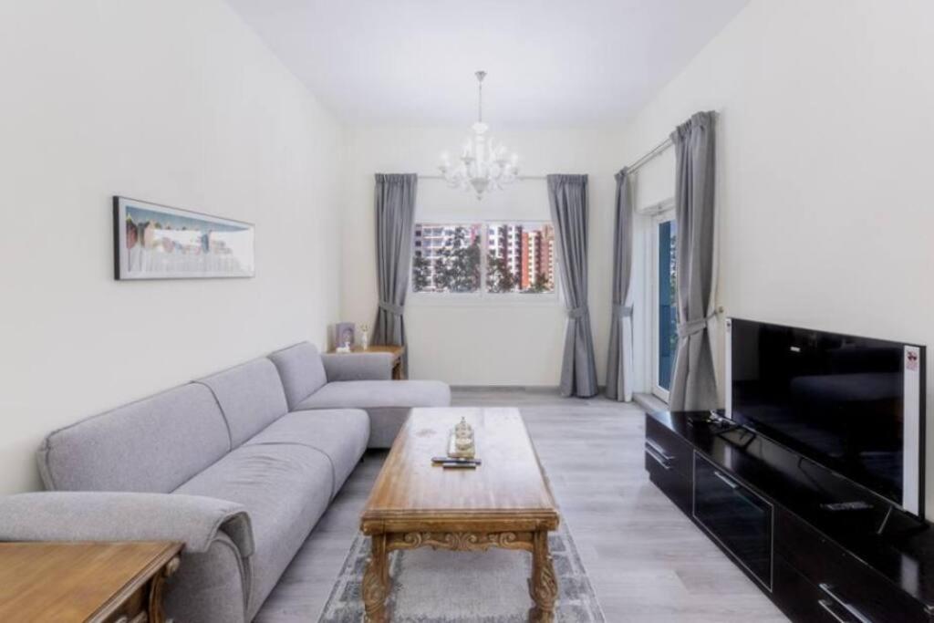 1 Bed Modern In Axis 8 *