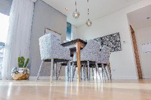 Fam Living - Walk - Urban Staycations Apartment *