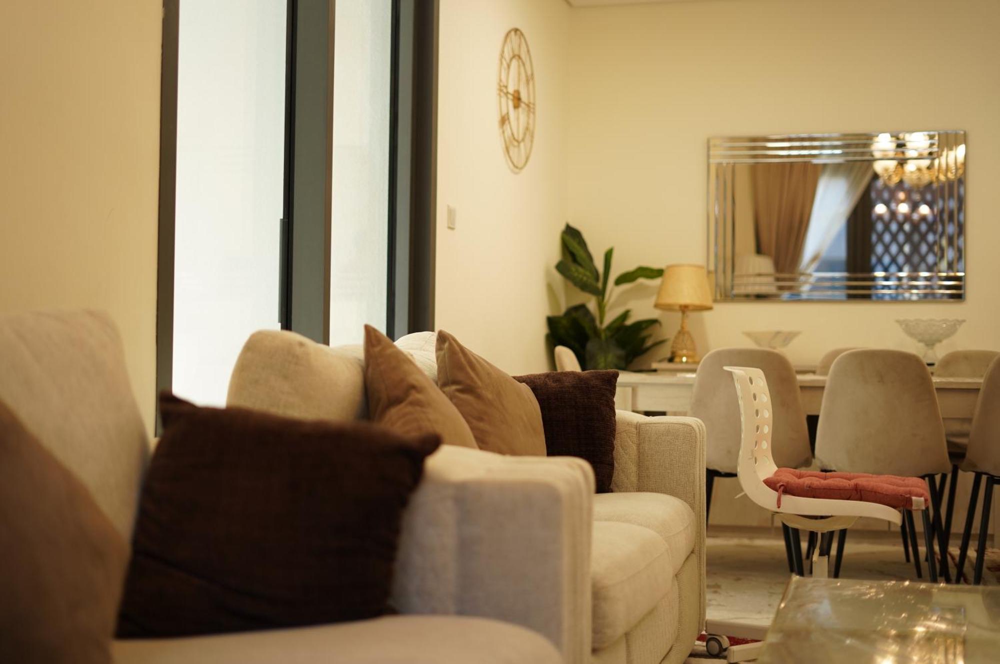 Brown Stone - Mirdif Hills Airport Apartment