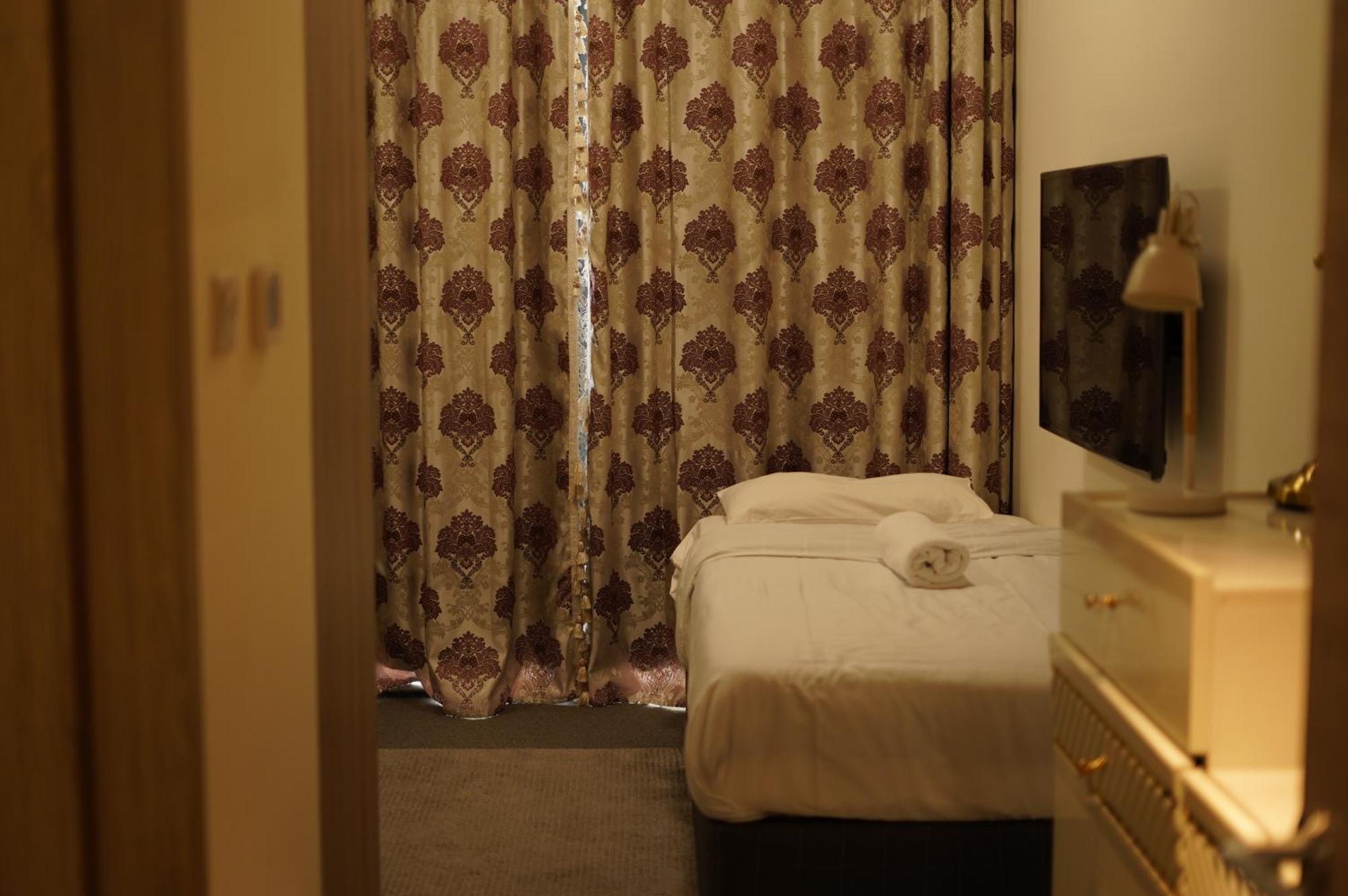 Brown Stone - Mirdif Hills Airport Apartment Dubai