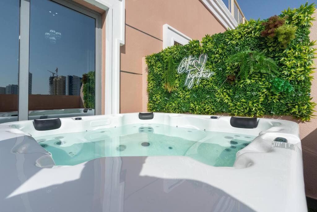Private Jacuzzi - 1 Bedroom - Jvc Apartment Dubai
