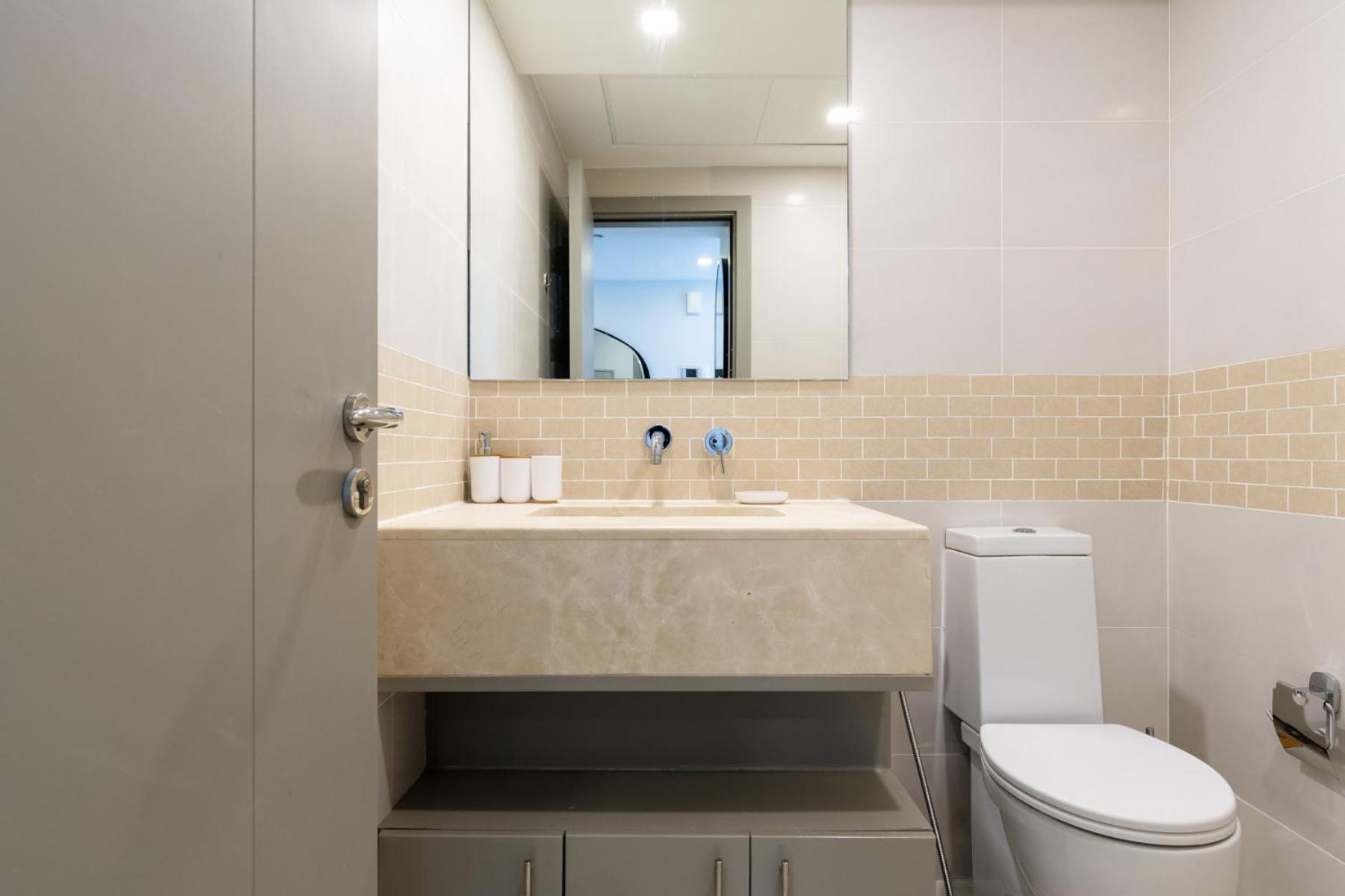 Elegant Spacious Great Location Marina View Apartment *