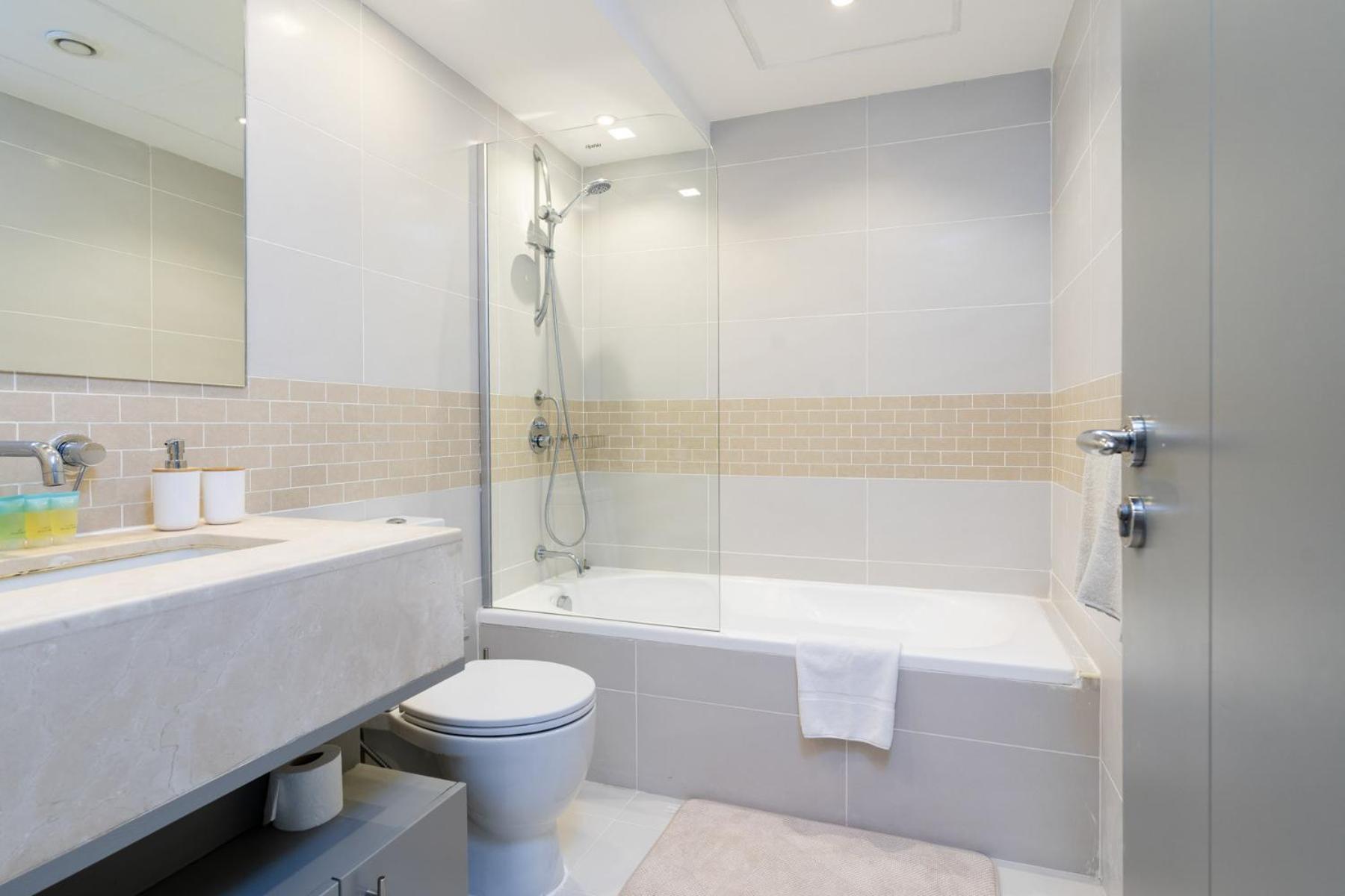 Apartment Elegant Spacious Great Location Marina View *