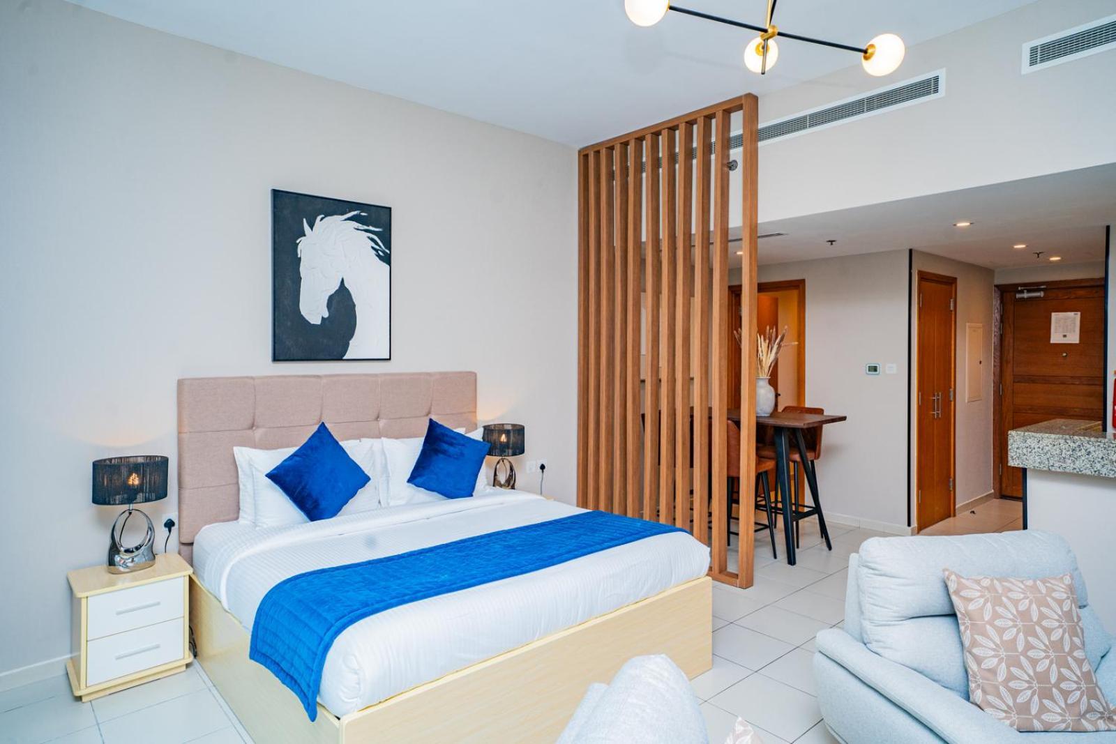 Daire Escape 24 Homes - Bay Square - Business Bay Dubai