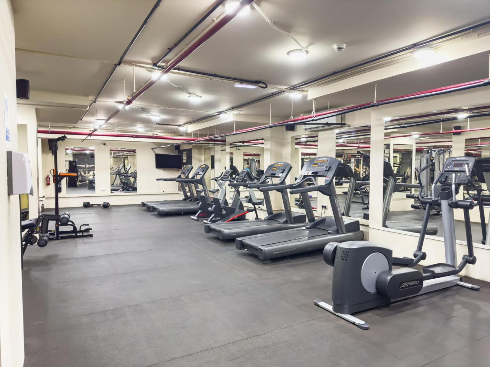 Daire Escape 24 Homes - Bay Square - Business Bay Dubai