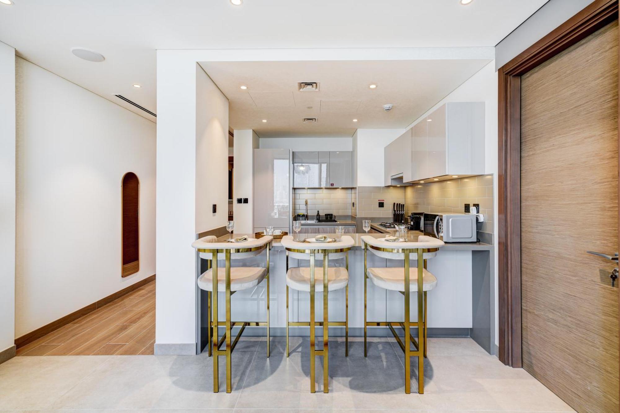 Apartment Trophy - Waves Grande Regent Urban Sanctuary