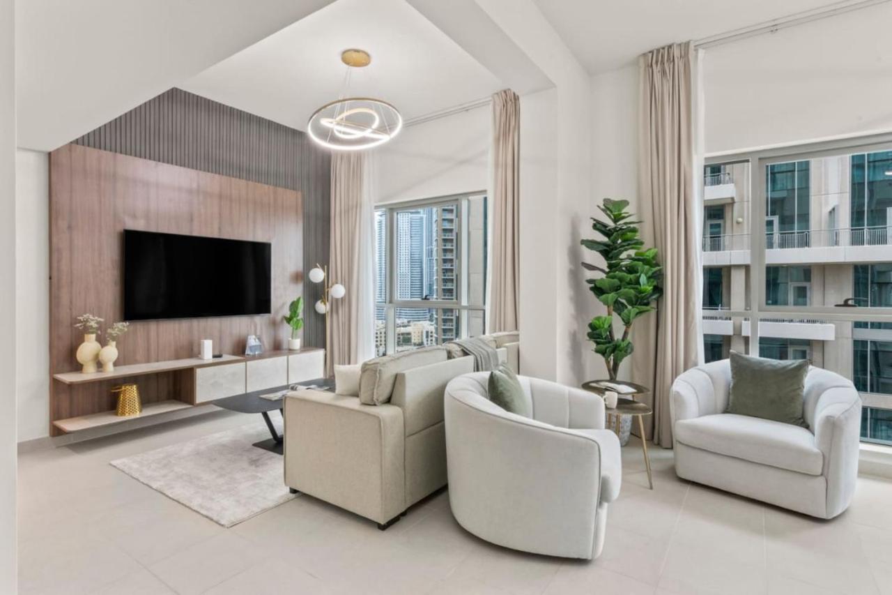 Stylish Upgraded 1 Bed Burj Khalifa Poolside View