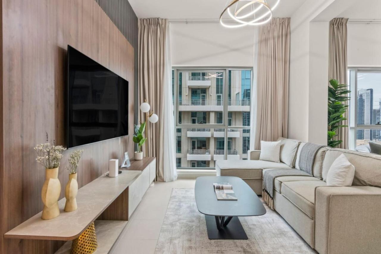 Stylish Upgraded 1 Bed Burj Khalifa Poolside View Apartment *