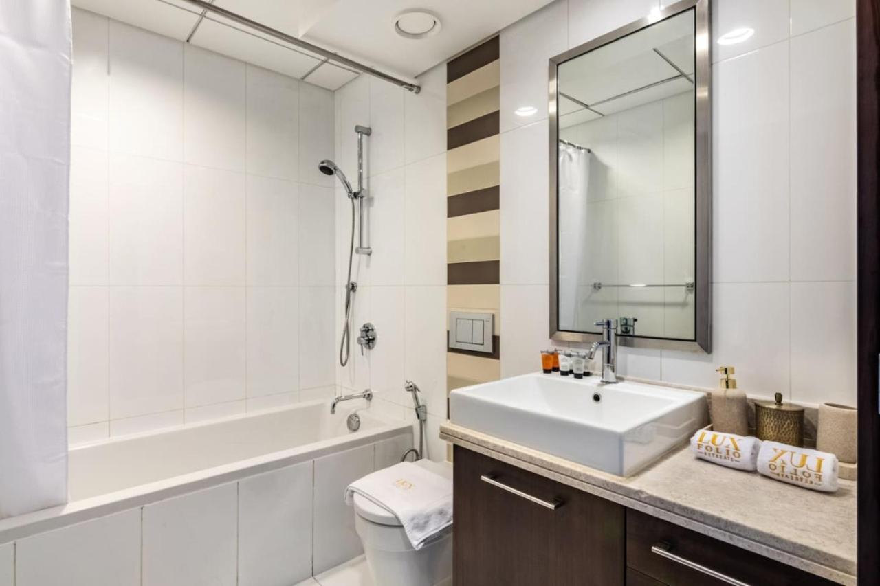 Stylish Upgraded 1 Bed Burj Khalifa Poolside View