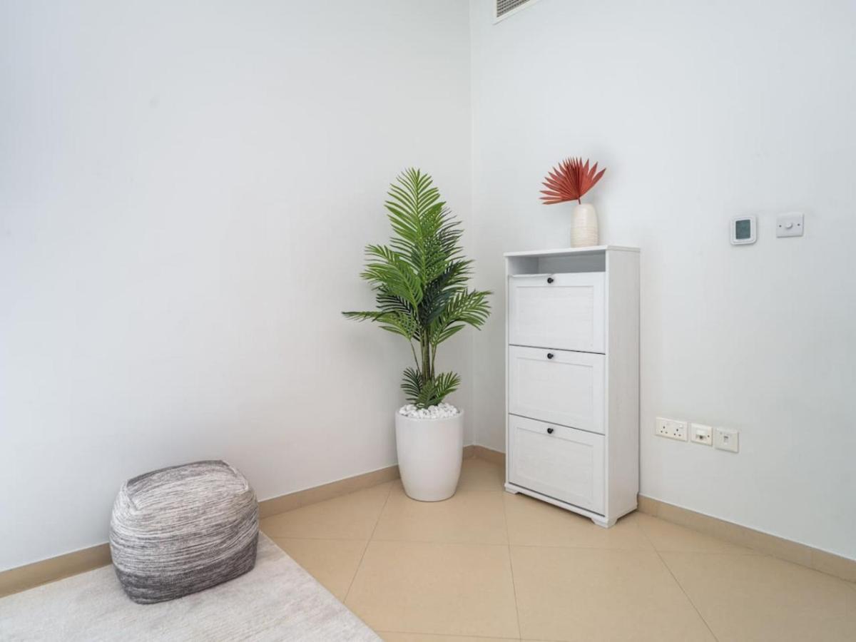 2 Bedroom Escape With Relaxing Marina Views
