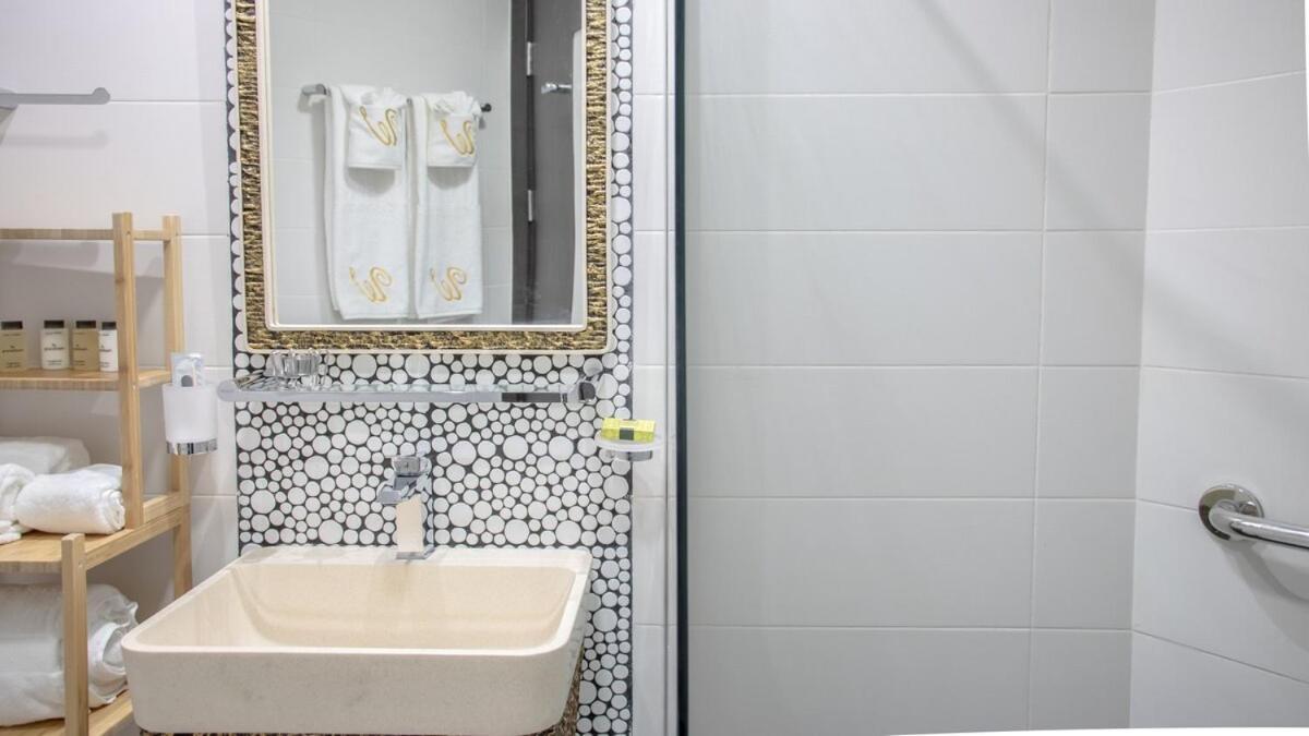 Aws Homes - Luxury Living Besides Canal Apartment