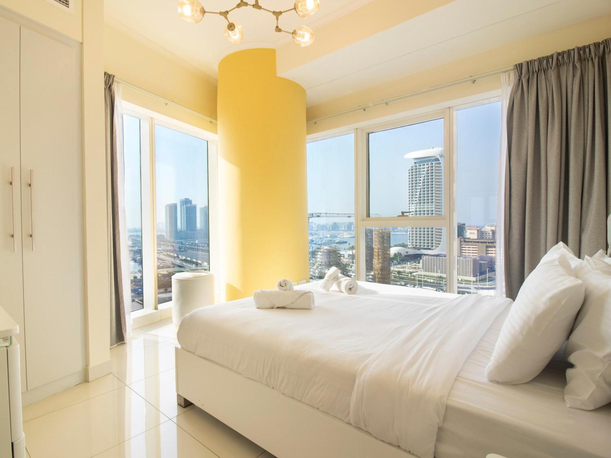 Urban Retreat: Sea View In Marina